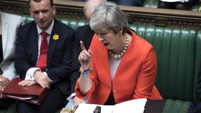 Theresa May a présenté sa nouvelle stratégie au Parlement britannique qui l'a acceptée. [Keystone - Jessica Taylor/UK Parliament via AP]