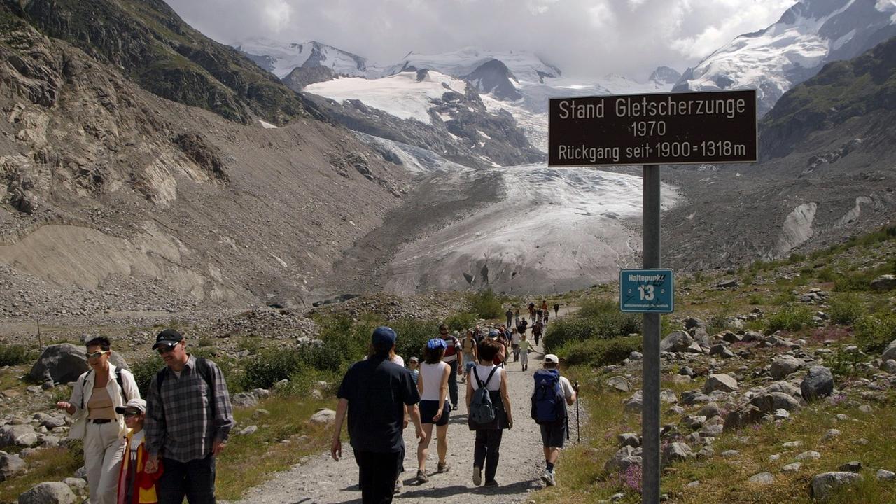 Des randonneurs au pied du glacier Morteratsch (GR) en 2003. [Keystone - Arno Balzarini]