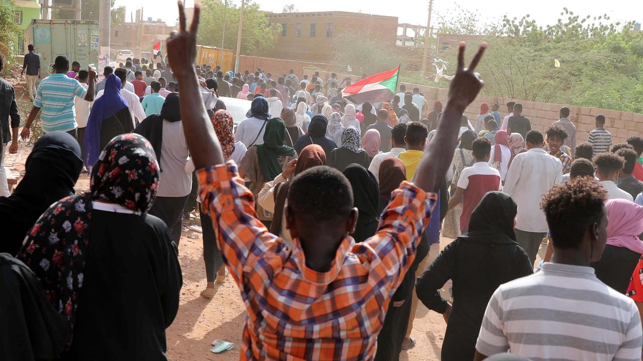 Des protestataires dans les rues de Khartoum, au Soudan. [EPA/Keystone - Marwan Ali]