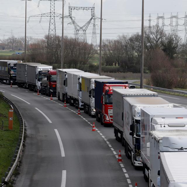 Faire voyager les poids lourds de nuit et le dimanche afin de mieux exploiter le réseau existant et renoncer à la construction de nouvelles routes. [Reuters - Pascal Rossignol]