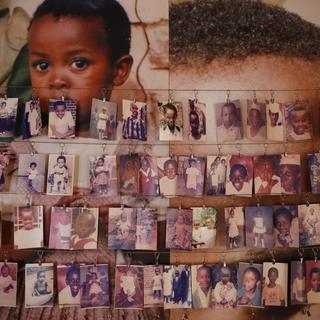 Des photos d'enfants victimes du génocide au Rwanda sont exposées au mémorial de la capitale Kigali. [Keystone - Dai Kurokawa]