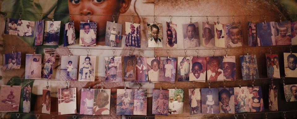 Des photos d'enfants victimes du génocide au Rwanda sont exposées au mémorial de la capitale Kigali. [Keystone - Dai Kurokawa]