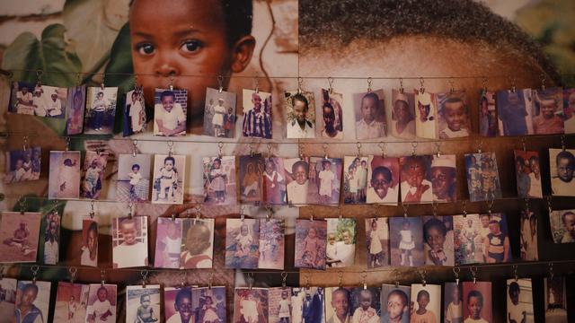 Des photos d'enfants victimes du génocide au Rwanda sont exposées au mémorial de la capitale Kigali. [Keystone - Dai Kurokawa]