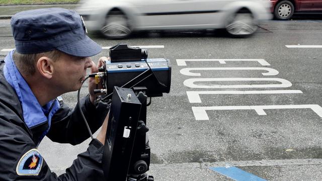 Un policier de la gendarmerie genevoise utilise un pistolet radar (image d'illustration). [Keystone - Salvatore Di Nolfi]