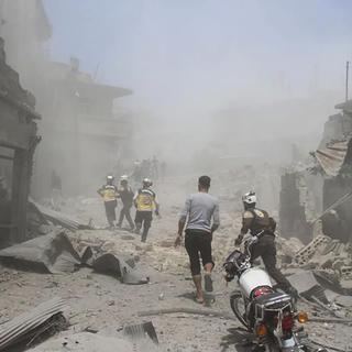 Une rue de Jisr al-Shughur dans la région d'Idlib touchée par des bombardements aériens du gouvernement syrien [AP/Keystone - Syrian Civil Defense White Helmets]