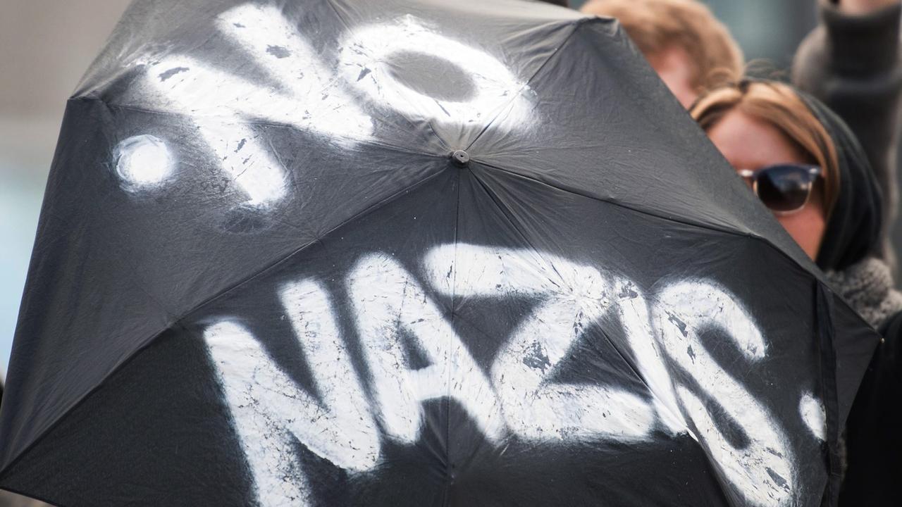 Des contre-manifestants à une manifestation de hooligans néo-nazis à Dortmund, en octobre 2016. [Keystone/epa - Marius Becker]