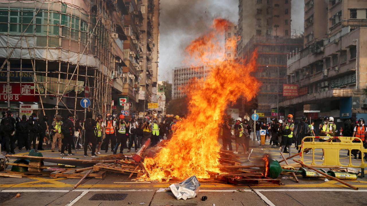 Une barricade en feu pendant une manifestation contre la loi anti-masques à Hong Kong, le 20 octobre 2019. [Keystone/epa - Jérôme Favre]