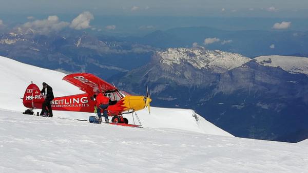 L'avion des deux Suisses s'est posé mardi à 4450 mètres d'altitude, près du Mont-Blanc. [Facebook - Laurent Leemans]