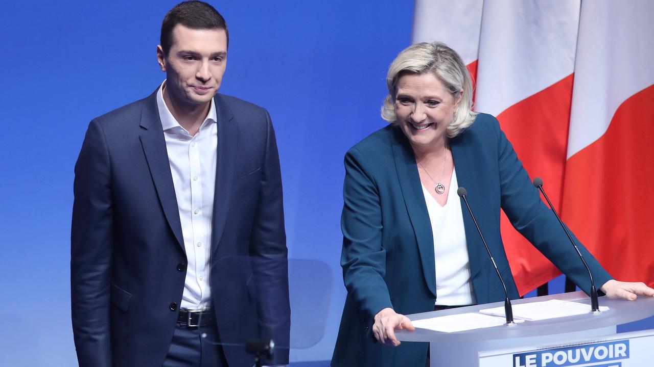 La présidente du Rassemblement National (RN) Marine Le Pen dimanche, lors de la présentation de la liste du parti pour les Européennes, avec en tête le militant de 23 ans Jordan Bardella. [AFP - Jacques Demarthon]