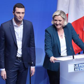 La présidente du Rassemblement National (RN) Marine Le Pen dimanche, lors de la présentation de la liste du parti pour les Européennes, avec en tête le militant de 23 ans Jordan Bardella. [AFP - Jacques Demarthon]