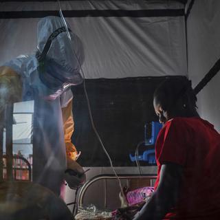 Une femme dont le mari est décédé d'Ebola est examinée dans un centre de traitement à Beni, en République démocratique du Congo. [Keystone - AP Photo/Jerome Delay]