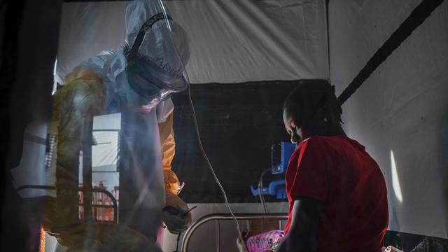 Une femme dont le mari est décédé d'Ebola est examinée dans un centre de traitement à Beni, en République démocratique du Congo. [Keystone - AP Photo/Jerome Delay]