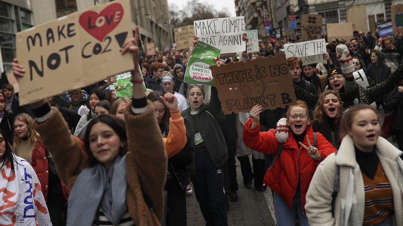 Des jeunes protestent pour le climat à Bruxelles. [AP/Keystone - Francisco Seco]
