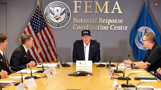 Donald Trump (centre) au quartier général de la FEMA, l'Agence fédérale des situations d'urgence, à Washington, ce 1er septembre 2019. [EPA - Martin H. Simon]