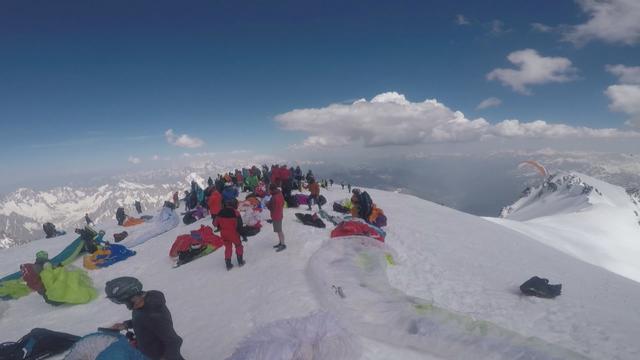 Les parapentistes étaient nombreux au sommet du Mont-Blanc le 26 juin 2019. [Nicolas Plain]