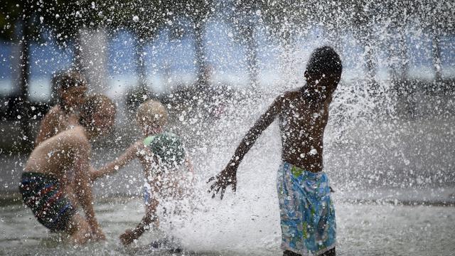 Tous les moyens sont bons pour échapper à la canicule, comme ces enfants à Lausanne. Mais surtout, elle peut provoquer des hospitalisations pour des raisons étonnantes. [Laurent Gillieron]