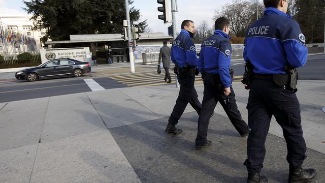 Des policiers genevois en patrouille. [Keystone - Salvatore Di Nolfi]