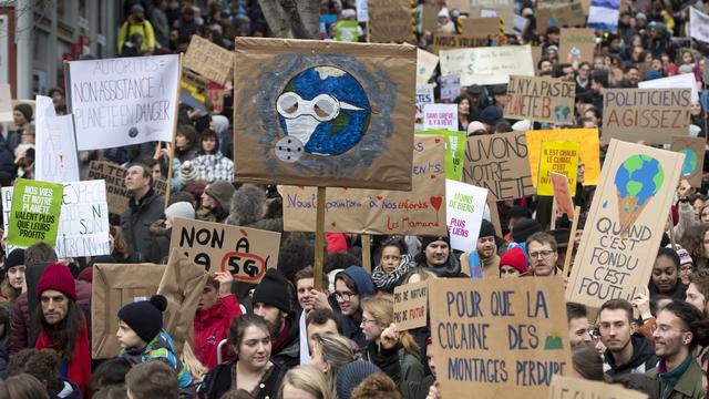 Manifestation des jeunes pour le climat en février à Lausanne. [Keystone - Laurent Gilliélron]