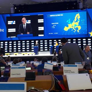 L'hémicycle du Parlement européen a été transformé en newsroom géante avec des centaines de journalistes accrédités. [RTS - Isabelle Ory]