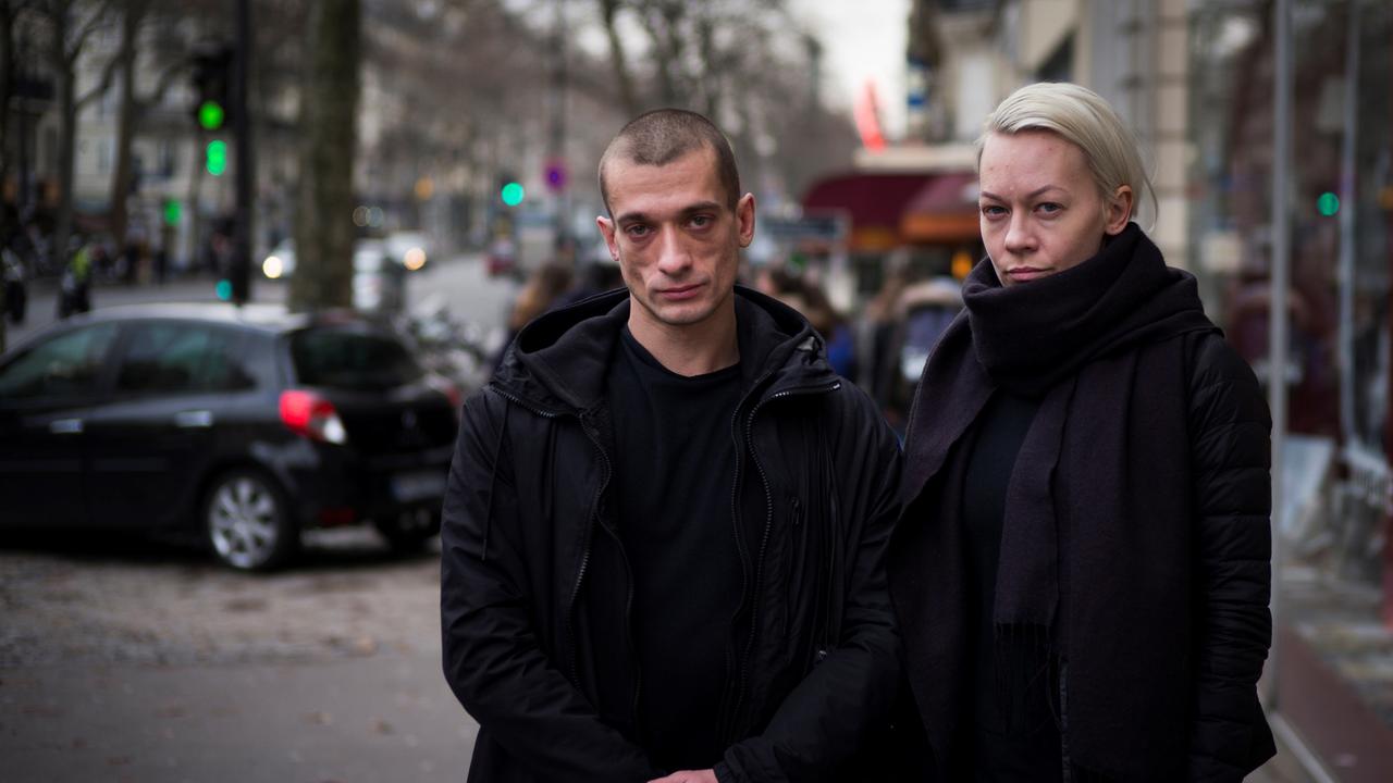 L'artiste russe Piotr Pavlenski et sa femme Oksana Chaliguina le 16 janvier 2017 à Paris. [AFP - Martin Bureau]