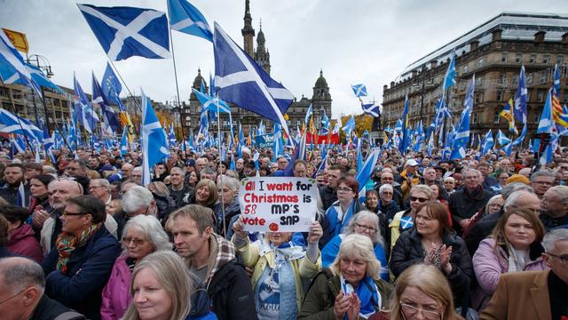 Des milliers de manifestants pour l'indépendance se sont rassemblés à Glasgow. [Keystone - Robert Perry]