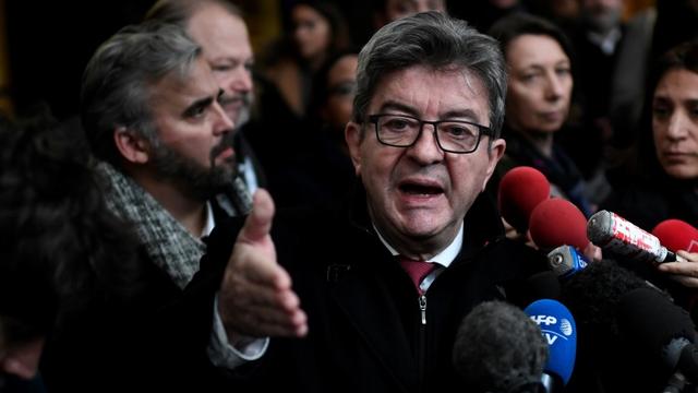 Jean-Luc Mélenchon répond aux journalistes après le verdict. [AFP - Stéphane de Sakutin]