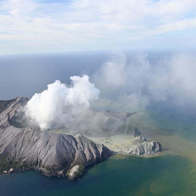 Le volcan de White Island est entré en éruption. [Keystone/AP - George Novak]