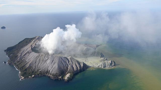 Le volcan de White Island est entré en éruption. [Keystone/AP - George Novak]