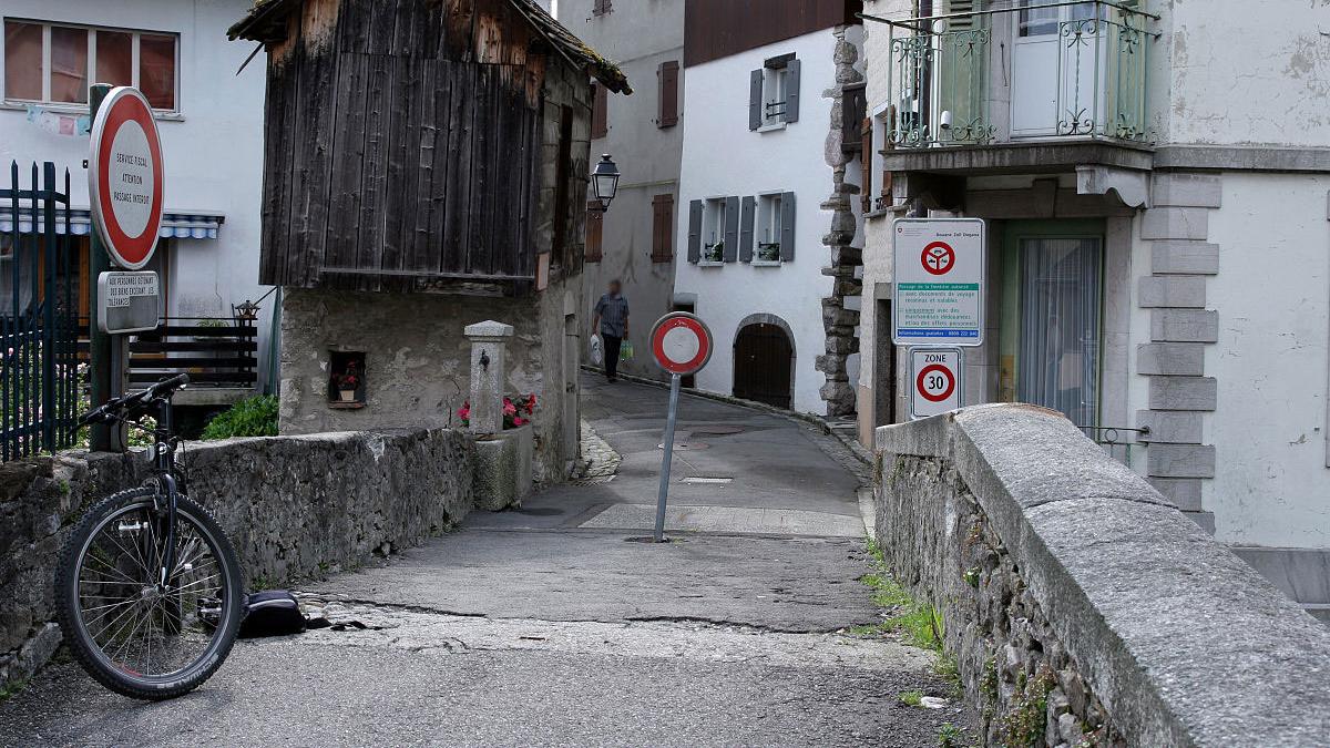 La Morge marque la frontière franco-suisse au milieu du village de Saint-Gingolph. [CC-BY-SA - Kuebi]