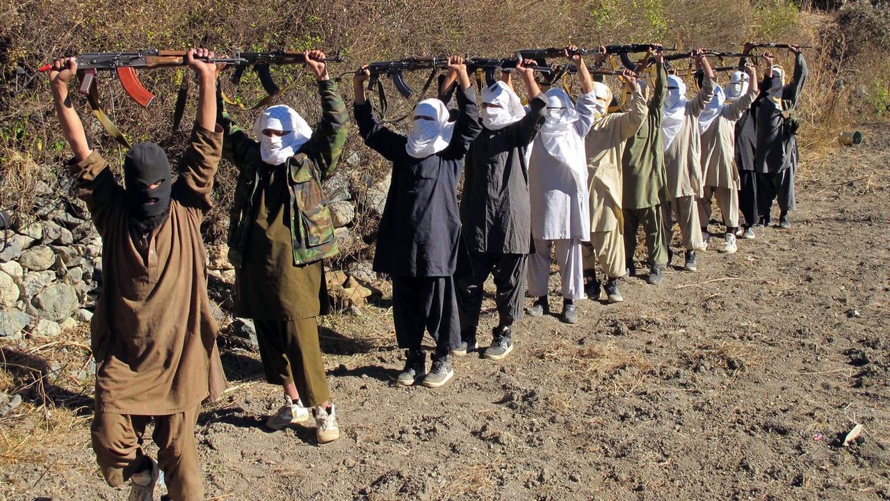 Les talibans rejettent l'idée d'un cessez-le-feu (ici en 2011 à la frontière entre Afghanistan et Pakistan) [Keystone/EPA - Saood Rehman]