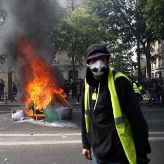 Un manifestant à Paris ce 1er mai. [AP Photo/Keystone - Francois Mori]