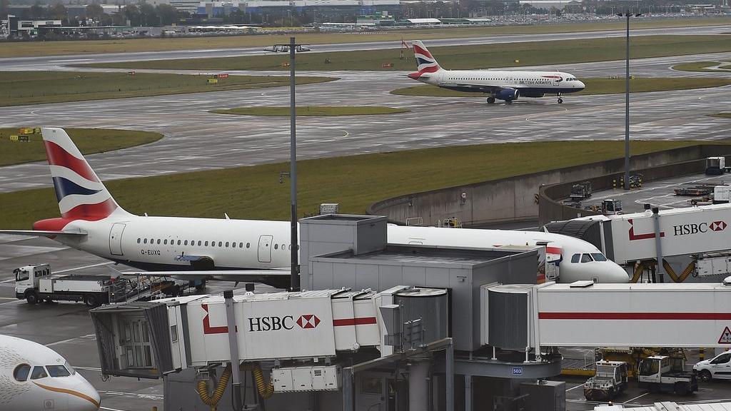 Plusieurs avions de la compagnie British Airways à l'aéroport d'Heathrow, à Londres. [EPA/ANDY RAIN]
