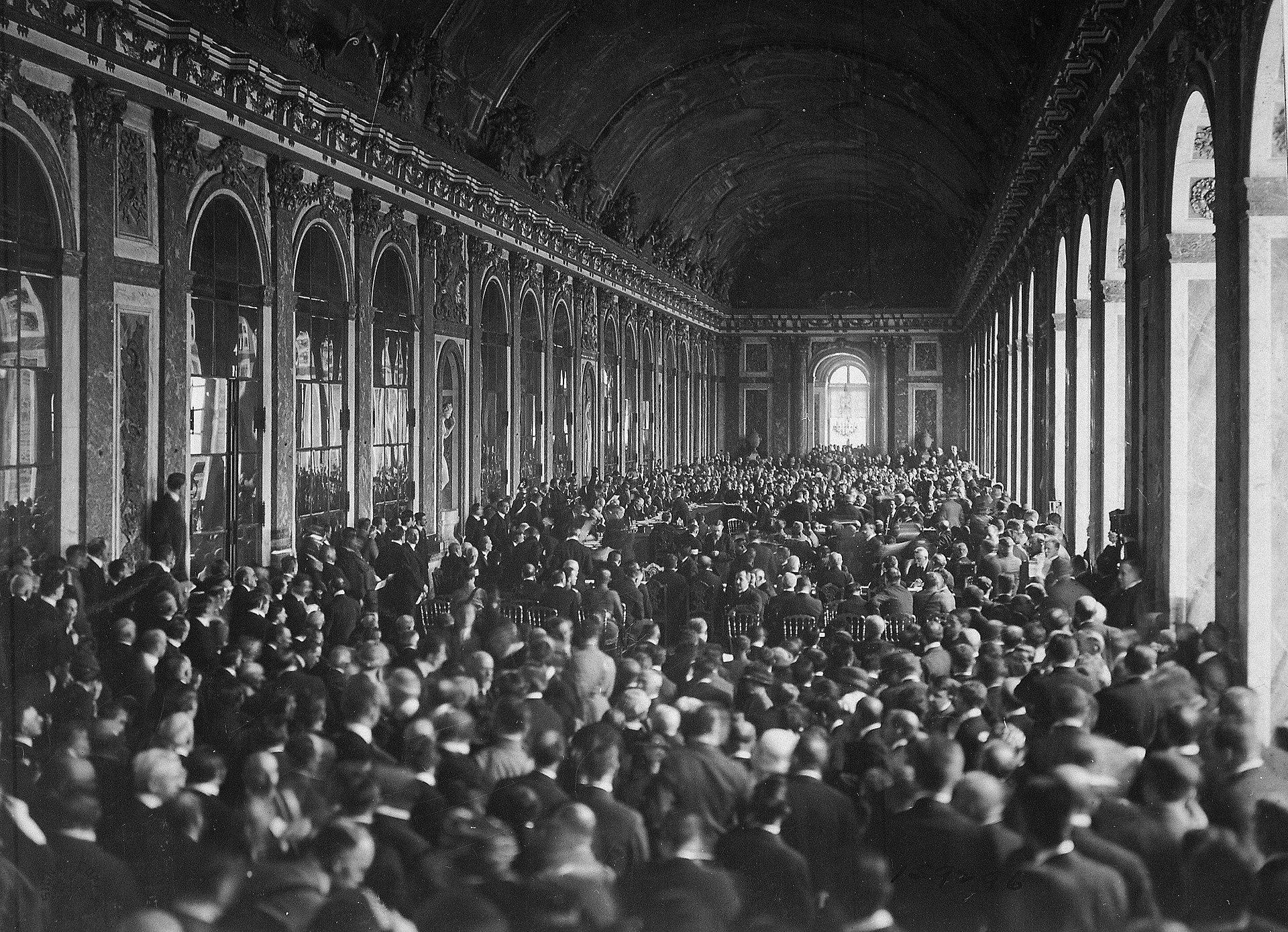 La galerie des Glaces du Palais de Versailles est bondée lors de la signature du Traité, le 28 juin 1919. [US National Archives – LDD - Helen Johns Kirtland & Lucian Swift Kirtland]