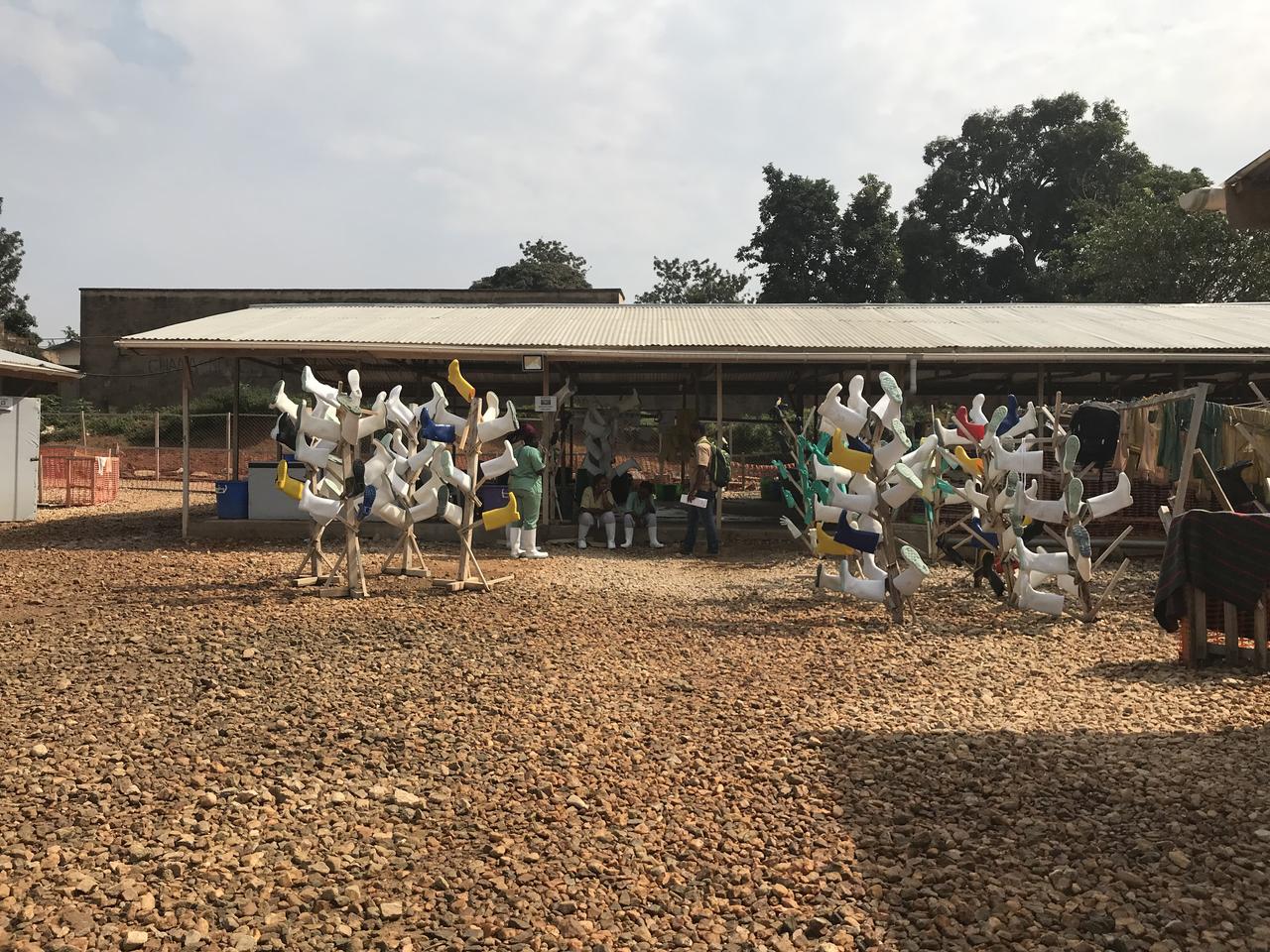 Les Centres de transit et de traitements éphémères accueillent les victimes d’Ebola. Une fois l’épidémie vaincue, ils seront démantelés. [RTS - Joelle Cachin]