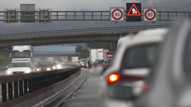 Avec plus d'un million de Suisses affectés, la bataille contre les bruits liés à nos modes de transport ne connaît aucun répit. [Keystone - Gaëtan Bally]