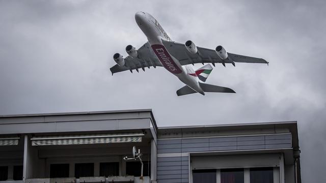 Un Airbus A380 d'Emirates au départ de Kloten. [Keystone - Christian Merz]