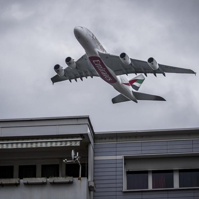 Un Airbus A380 d'Emirates au départ de Kloten. [Keystone - Christian Merz]