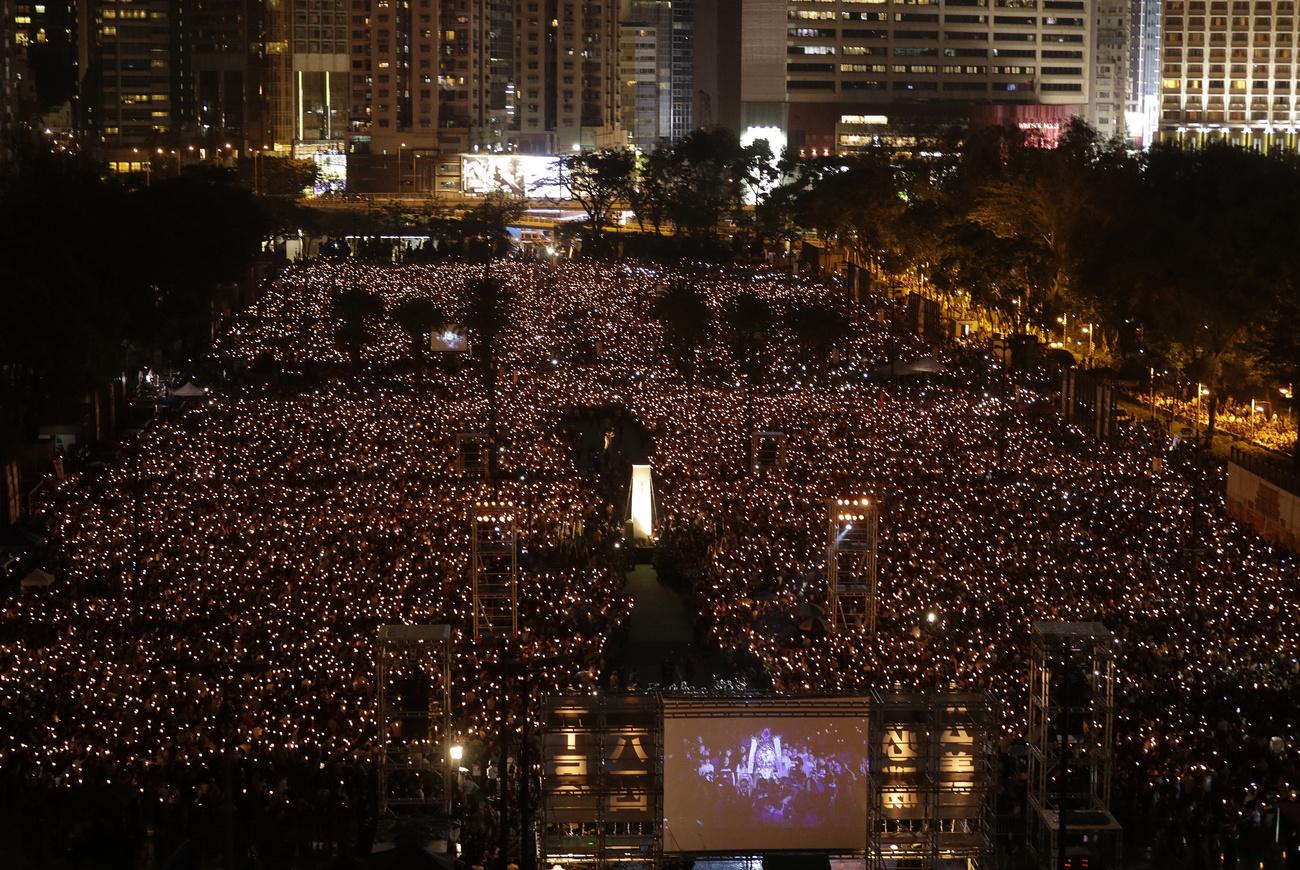 Une vue de la veillée en mémoire des victimes du massacre de Tiananmen à Hong Kong. [AP Photo - Vincent Yu]