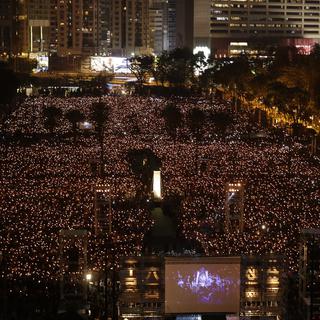 Une vue de la veillée en mémoire des victimes du massacre de Tiananmen à Hong Kong. [AP Photo - Vincent Yu]