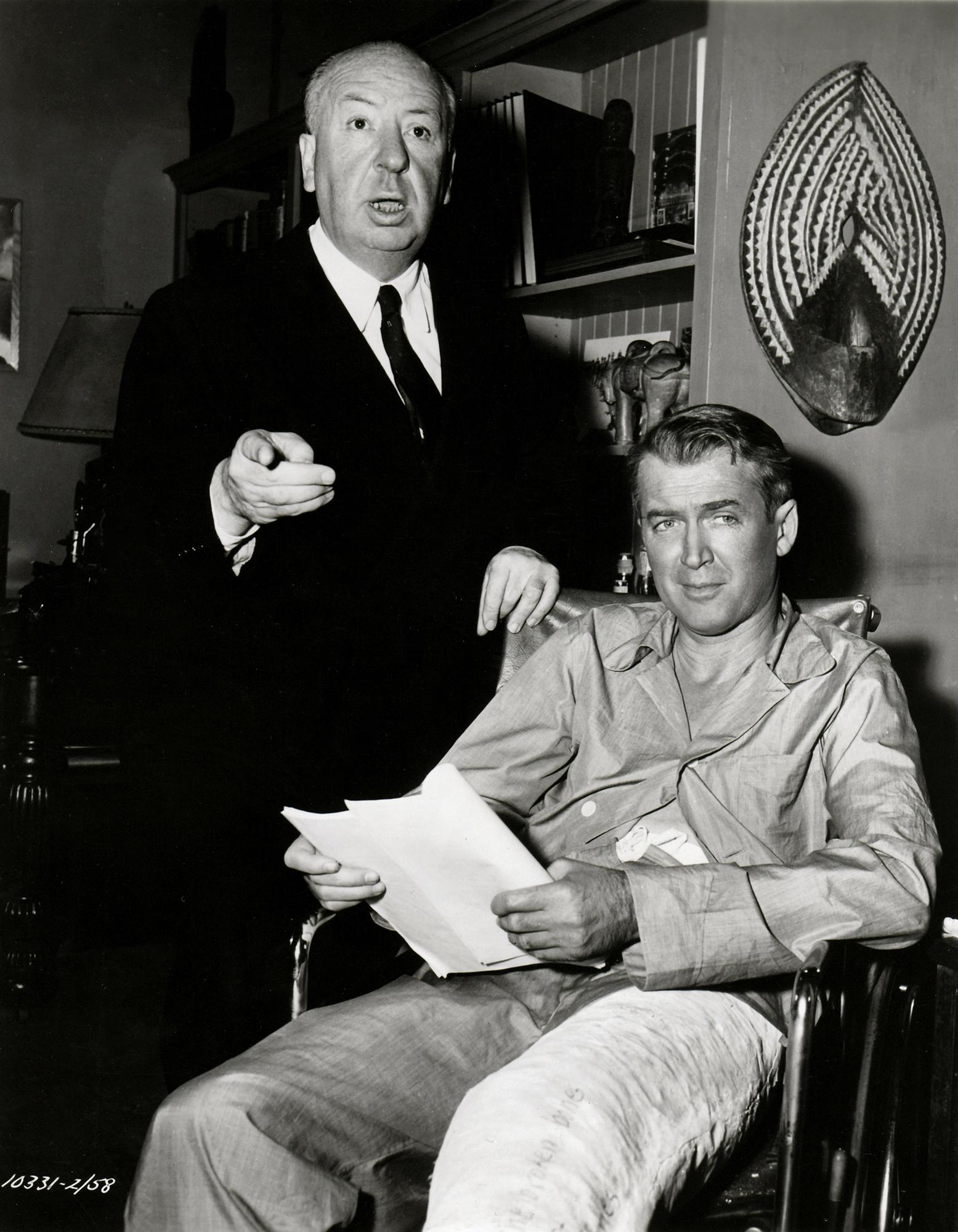 Alfred Hitchcock et l'un de ses acteurs fétiches, James Stewart. [AFP - Paramount Pictures/ Collection ChristopheL]
