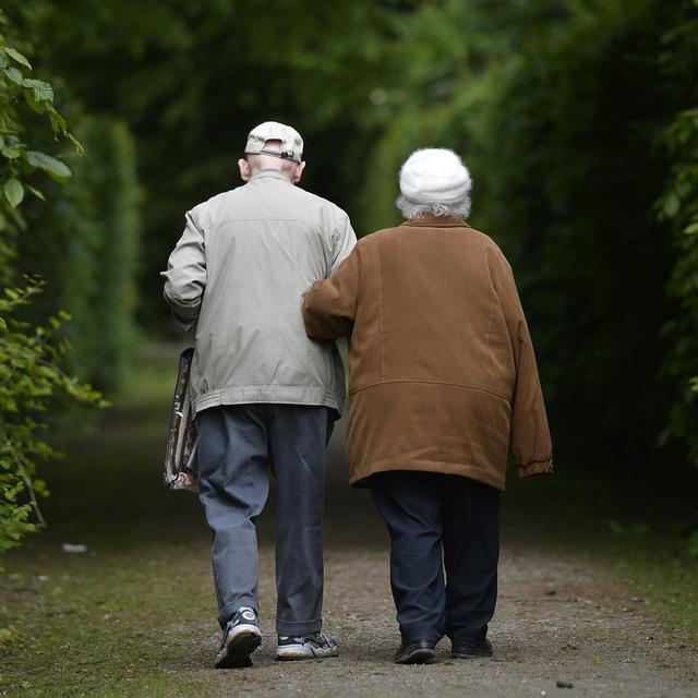 Un couple de personnes âgées en promenade (image d'illustration). [AP Photo/Keystone - Martin Meissner]