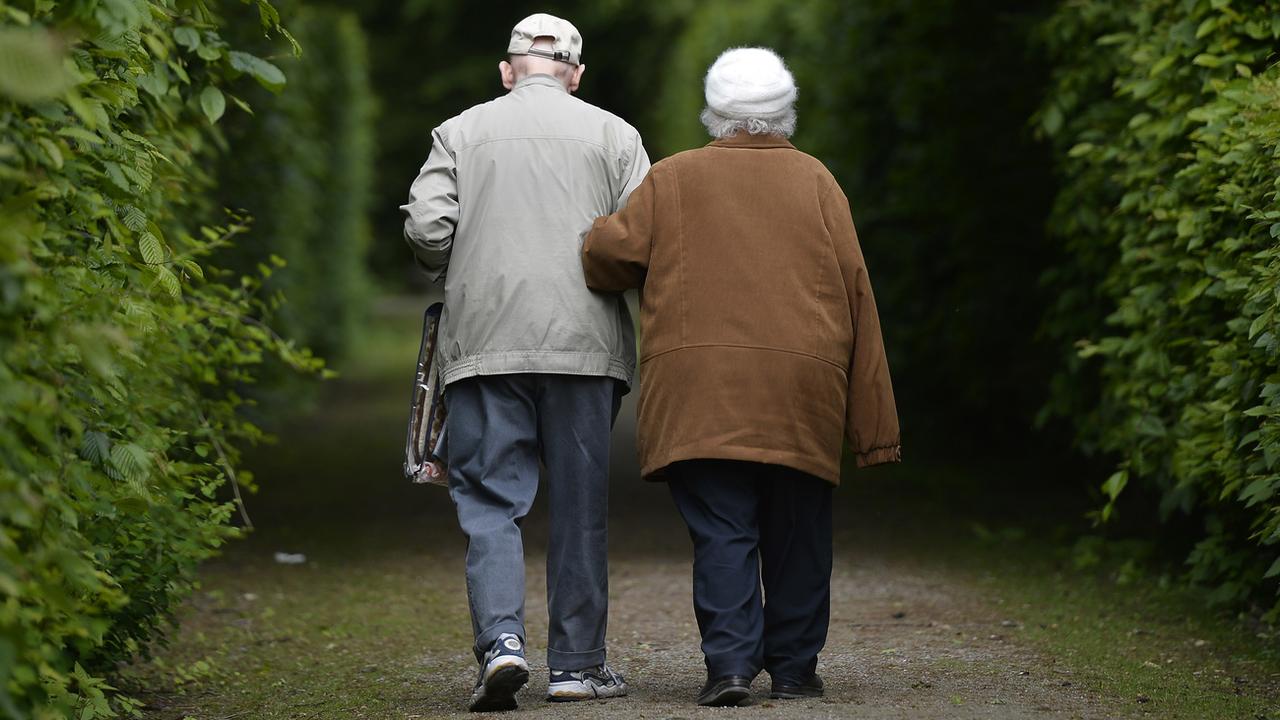 Un couple de personnes âgées en promenade (image d'illustration). [AP Photo/Keystone - Martin Meissner]