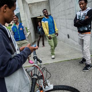 De jeunes Erythréens devant l'abri PC de Lumino (TI) (image d'illustration). [Ti-Press/Keystone - Gabriele Putzu]