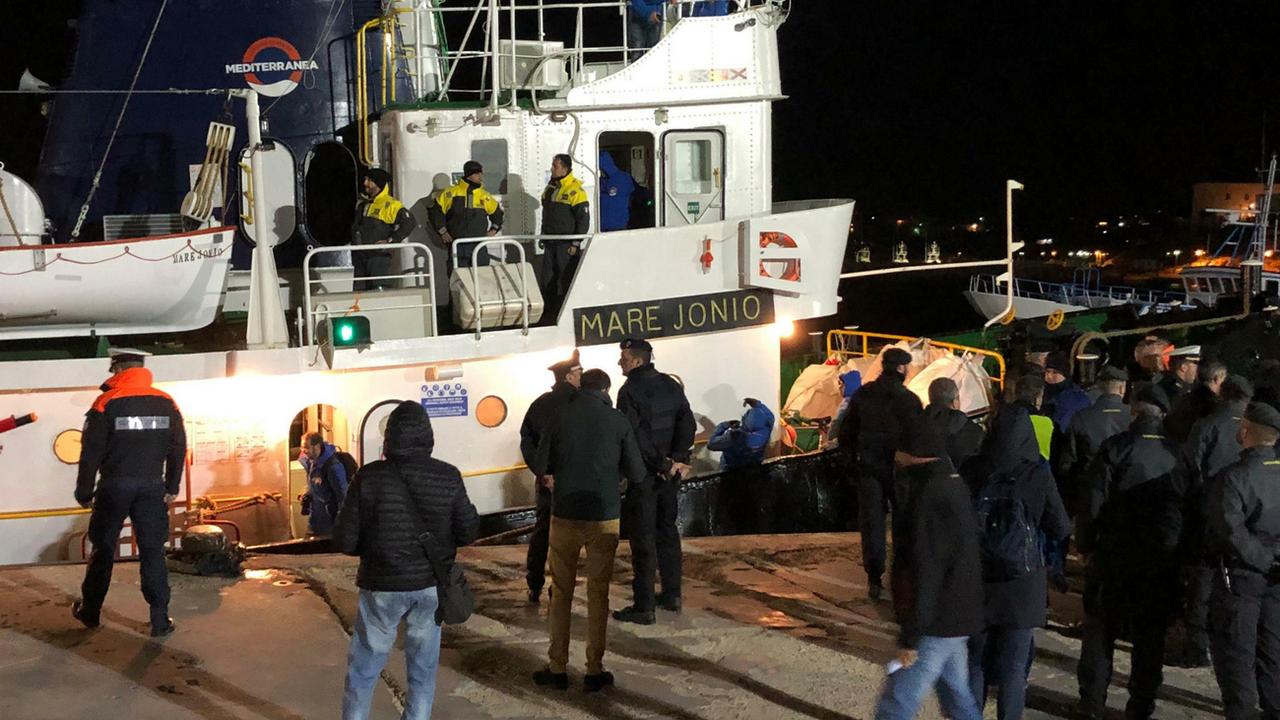 Le Mare Jonio à quai à Lampedusa mardi soir 19.03.2019. [ANSA/AP/Keystone - Elio Desiderio]