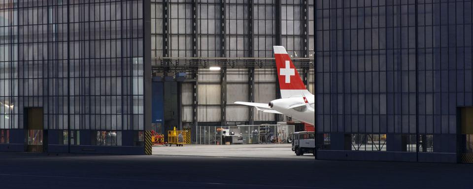 Un avion de la compagnie "Swiss" en révision à l'aéroport de Zurich. [Keystone - Christian Beutler]