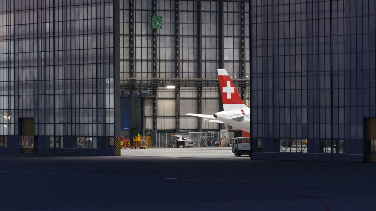 Un avion de la compagnie "Swiss" en révision à l'aéroport de Zurich. [Keystone - Christian Beutler]