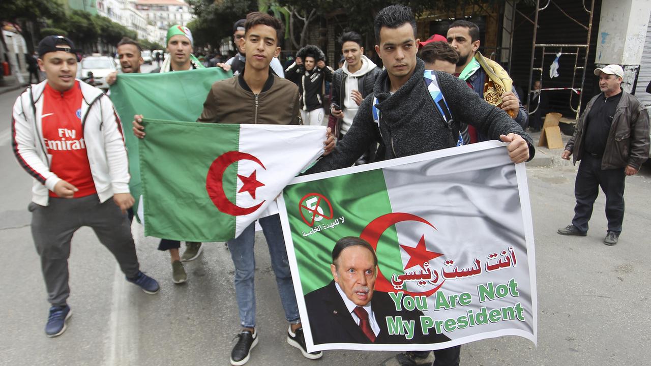 Les Algériens manifestent depuis des semaines contre le présidebt Bouteflika. [Keystone - AP Photo/Anis Belghoul]
