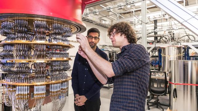 Sundar Pichai, directeur général de Google, (à gauche) et Daniel Sank, chercheur, devant l'un des ordinateurs quantiques de la firme, dans le laboratoire de Santa Barbara, Californie, octobre 2019. [Reuters - Google handout]