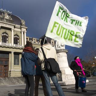 Des militants de la Grève du Climat Vaud devant le Palais de Justice de Montbenon, ce lundi 2 décembre 2019 à Lausanne.