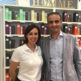 Carla Pereira et Luciano Domingues dans leur boutique de parfum à Bulle. [RTS - Pierre-Etienne Joye]